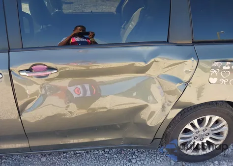 2011 Toyota Sienna Xle V6 z USA, uszkodzony, nr VIN 5TDYK3DC2BS125763